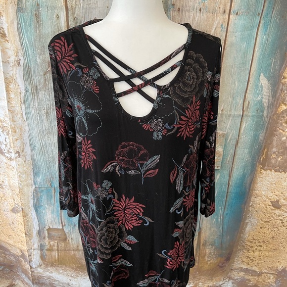Maurices-Black Floral Print Split Sleeve Cage Top - Picture 5 of 9